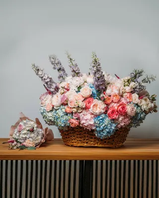 Gift set Vitality and vigor: extra large basket arrangement with medium-sized bouquet delivery in Dubai