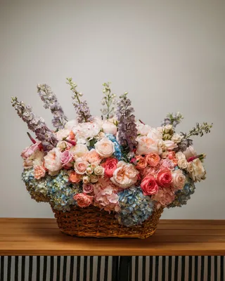 Gift set Vitality and vigor: extra large basket arrangement with medium-sized bouquet