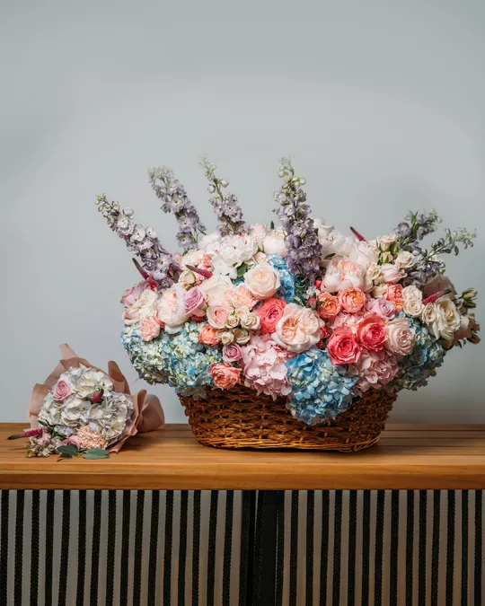 Gift set Vitality and vigor: extra large basket arrangement with medium-sized bouquet