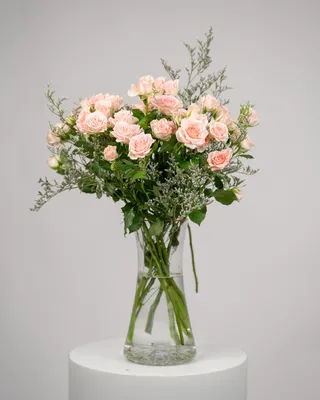Spray roses vase arrangement Chic Style delivery in Dubai
