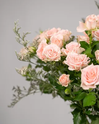 Spray roses vase arrangement Chic Style