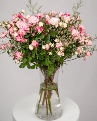 Vase arrangement with spray roses Bright Outlook