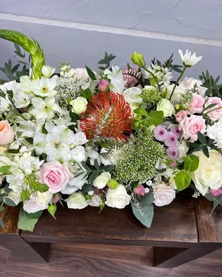 Fresh flowers table centerpiece Cloud Bloom delivery in Dubai