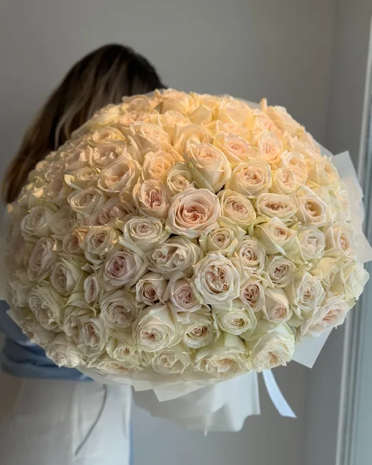 Monobouquet of fragrant white O'hara roses Glimmer