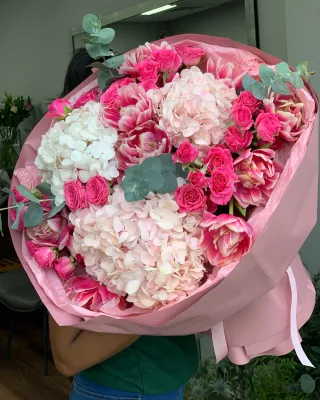 Mixed bouquet with tulips Rose Macaron delivery in Dubai
