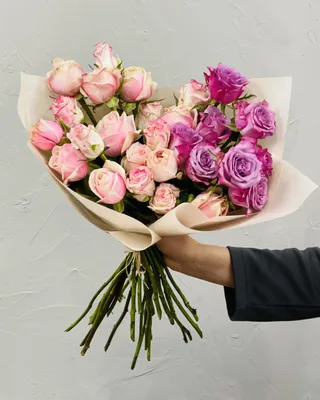 باقة ورود واقع في الحب التسليم في دبي