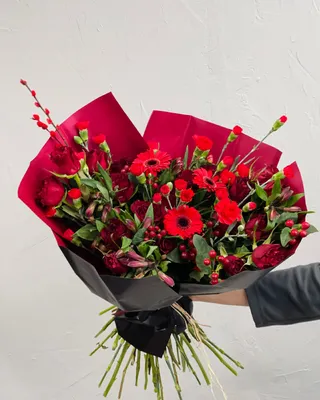 Signature bouquet Shades of red delivery in Dubai