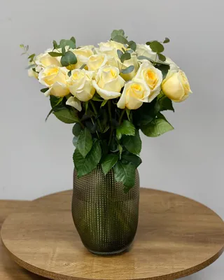 Butter rose arrangement in vase delivery in Dubai