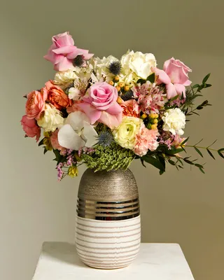 Vase arrangement Reasonable delivery in Dubai