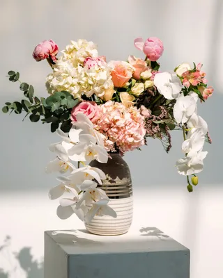 Vase arrangement Morning breeze delivery in Dubai