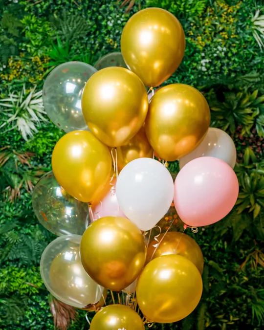 مع تصميم مجموعة من البالونات