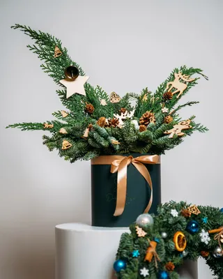 Christmas box arrangement Naturalized delivery in Dubai