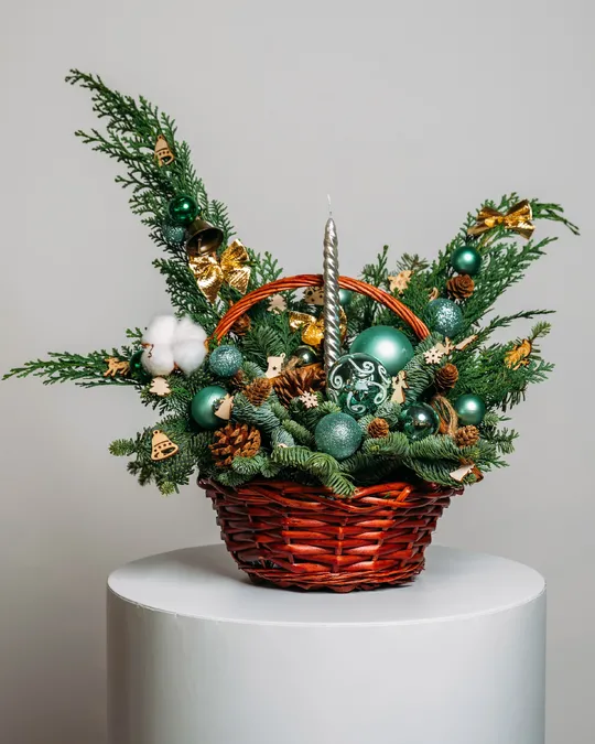 Basket Christmas arrangement Green lights