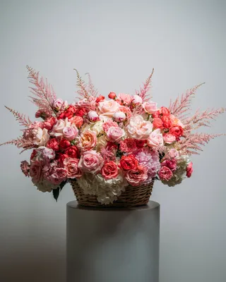Basket arrangement Universe delivery in Dubai