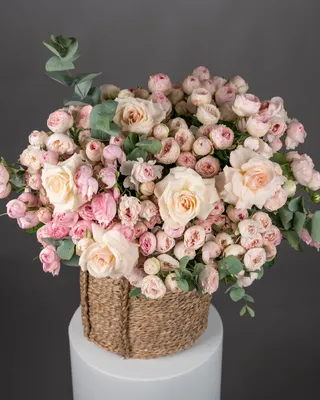Корзина с персиковыми цветами
