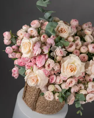 Корзина с персиковыми цветами