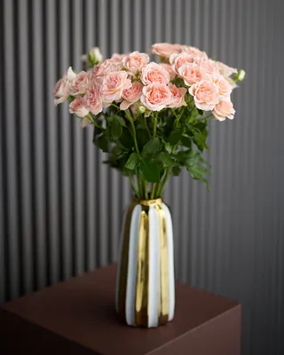 Vase arrangement Ladies Day delivery in Dubai