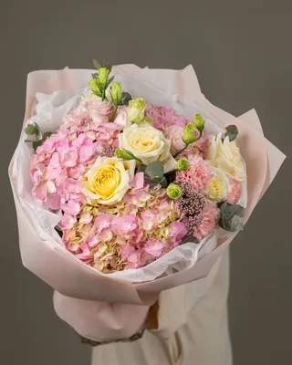 Signature bouquet Lush Love delivery in Dubai