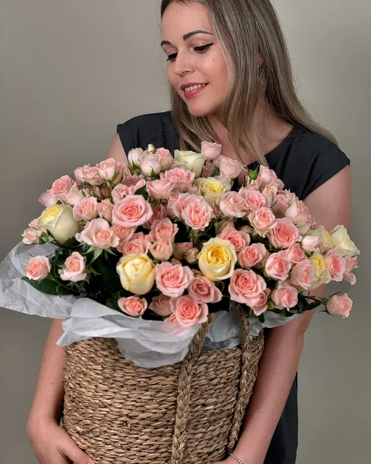 Корзина с цветами Blush Blooms