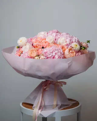 Signature bouquet Bonbon delivery in Dubai