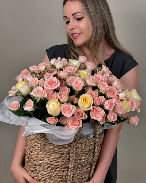 Basket arrangement Blush Blooms - DJ flowers