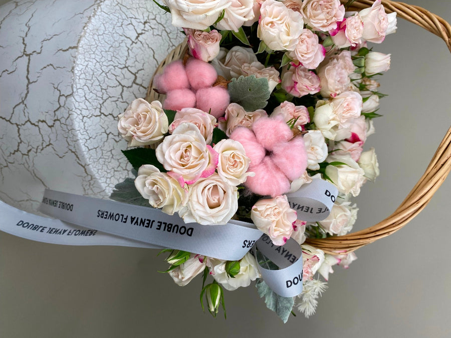 Basket arrangement Blushing Charm - DJ flowers