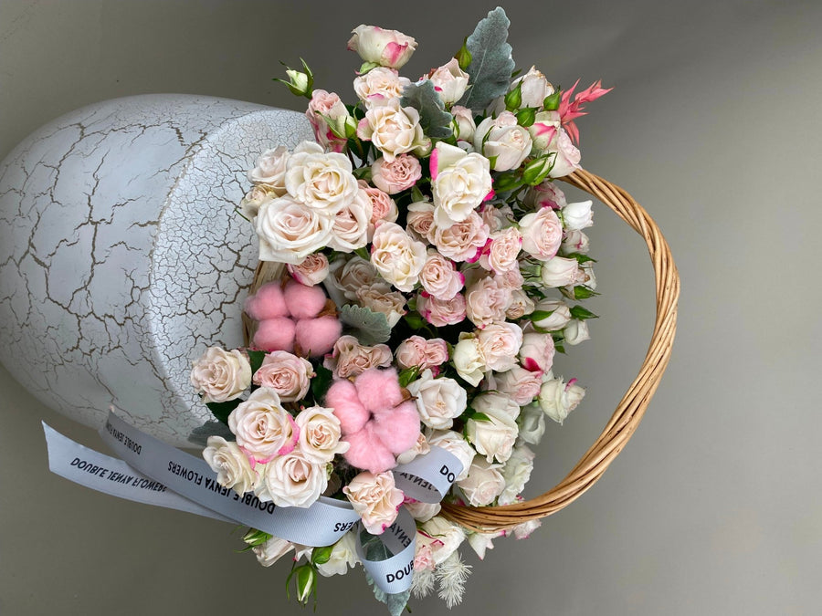 Basket arrangement Blushing Charm - DJ flowers