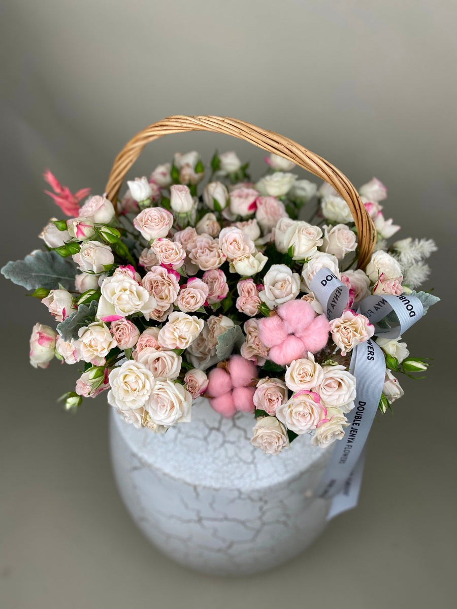 Basket arrangement Blushing Charm - DJ flowers