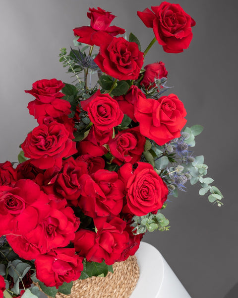 Basket arrangement Elegant Passion - DJ flowers
