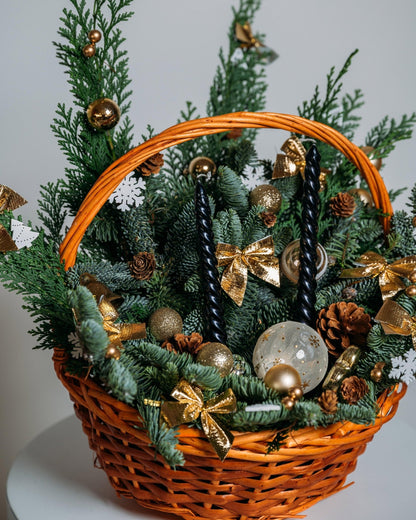 Basket Christmas arrangement Golden lights - DJ flowers