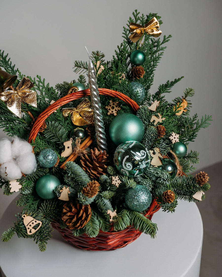 Basket Christmas arrangement Green lights - DJ flowers