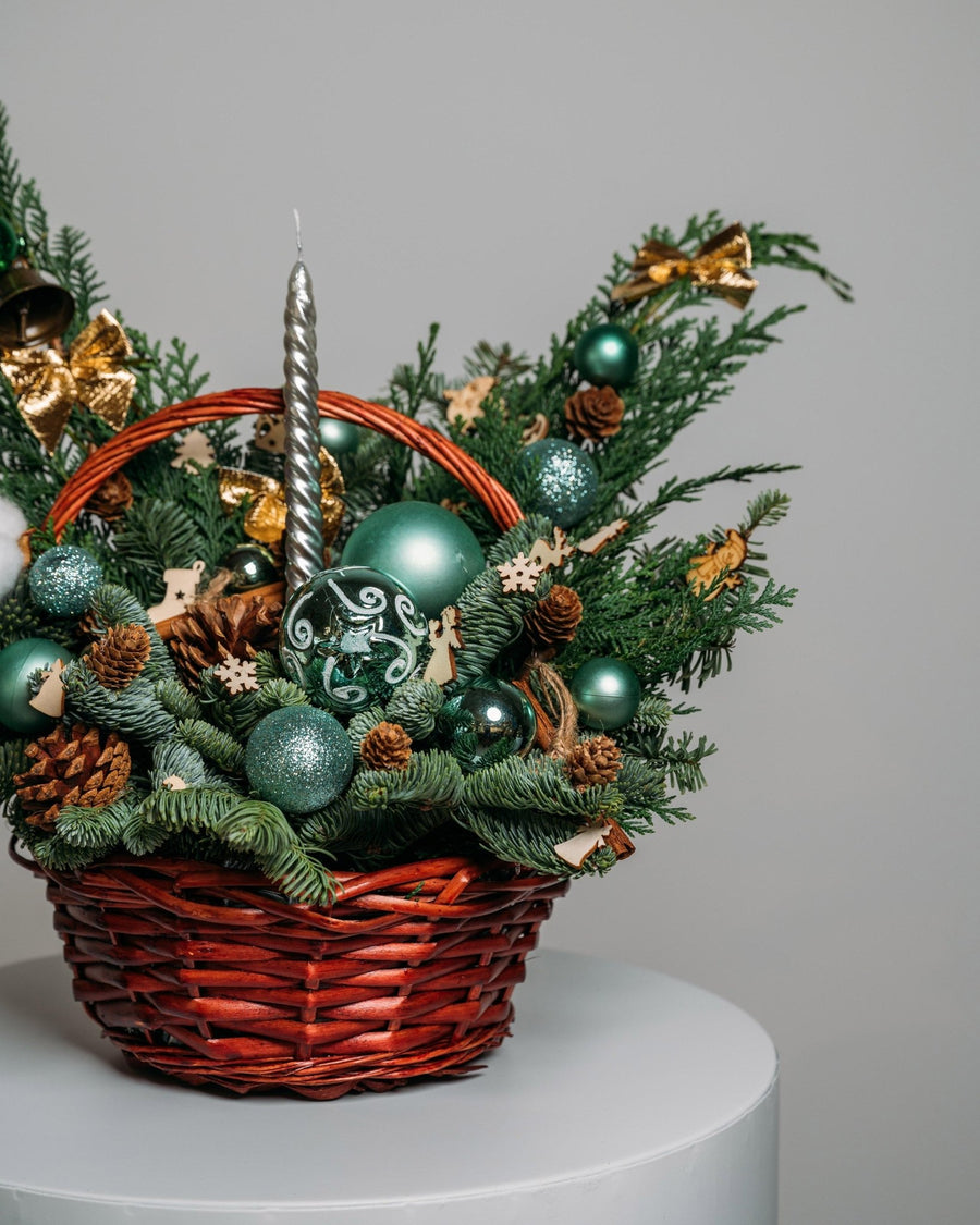 Basket Christmas arrangement Green lights - DJ flowers