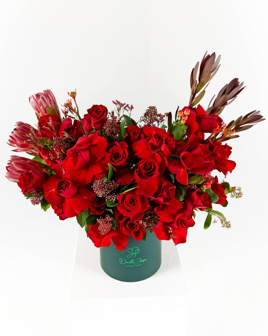 Box arrangement Shadows of red - DJ flowers