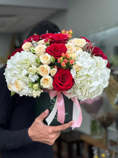Box arrangement Wonderful - DJ flowers