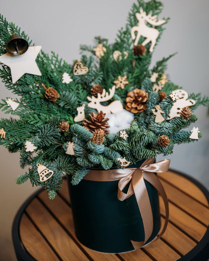 Christmas box arrangement Naturalized - DJ flowers