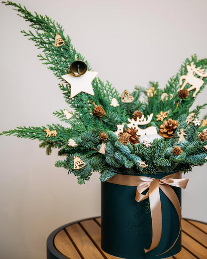Christmas box arrangement Naturalized - DJ flowers