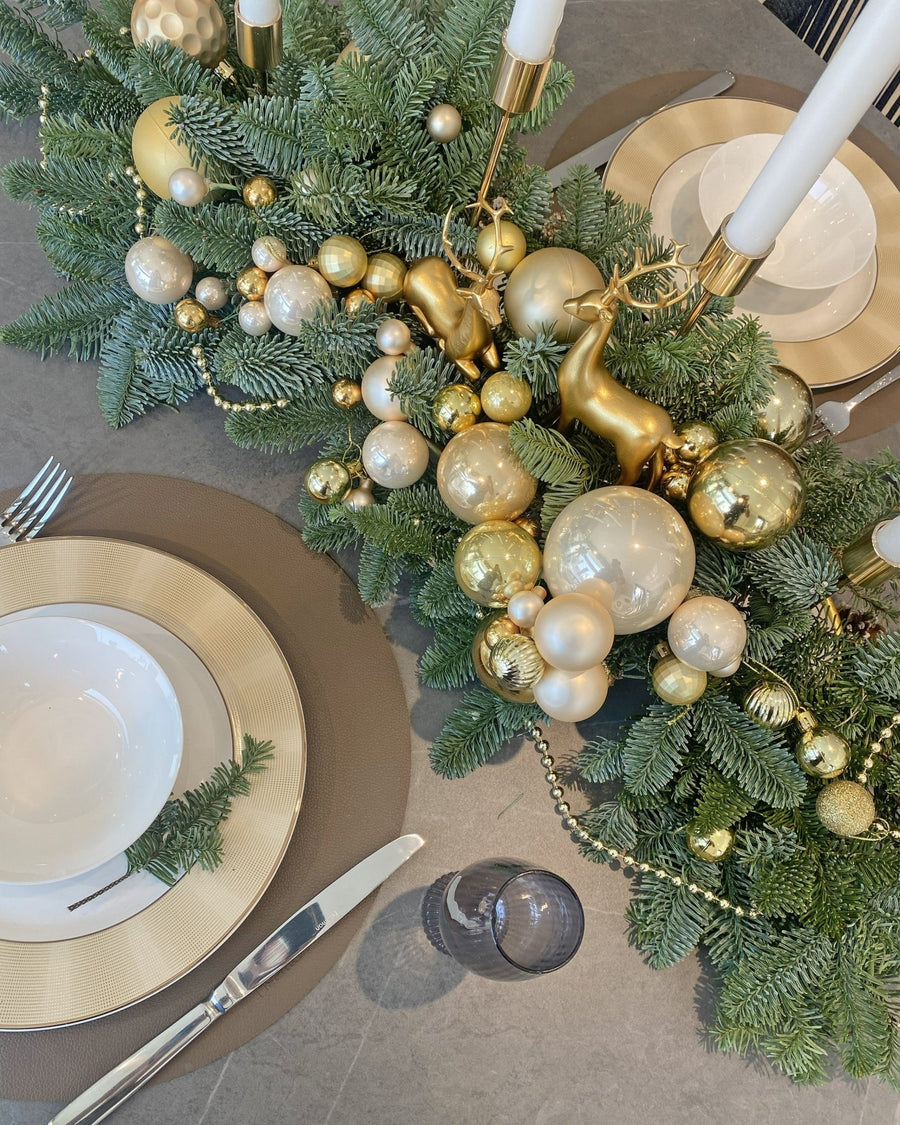 Christmas table arrangement Festive Horizon - DJ flowers