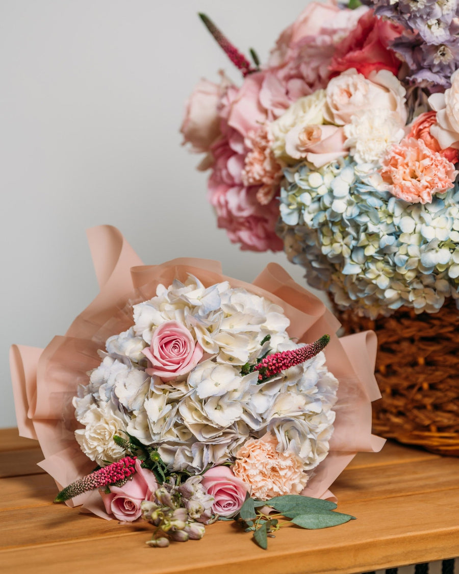 Gift set Vitality and vigor: extra large basket arrangement with medium-sized bouquet - DJ flowers