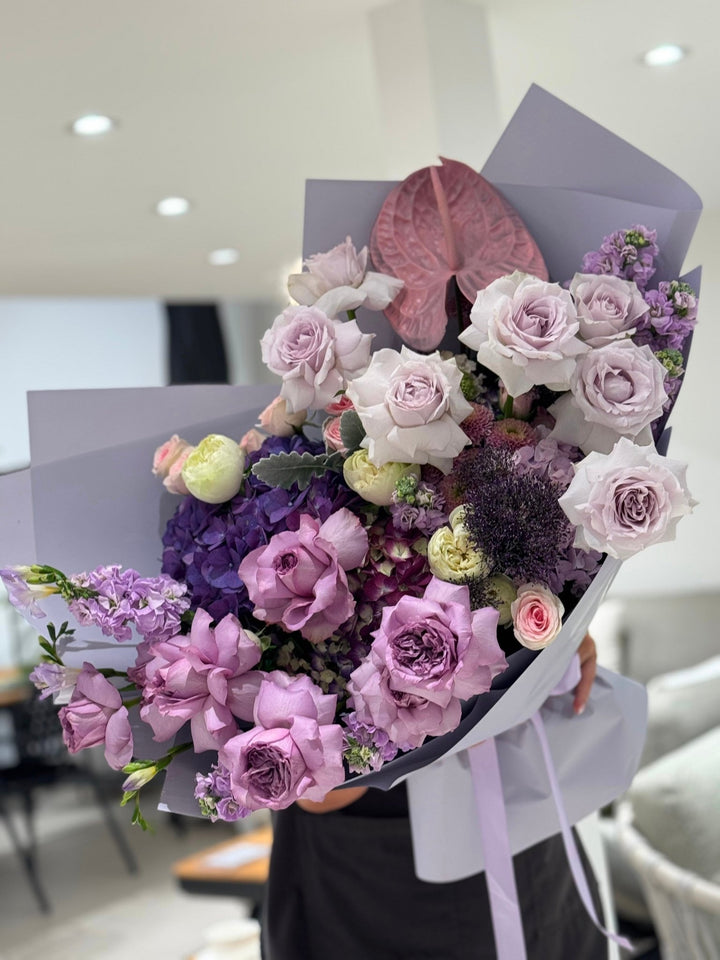 Букет из смешанных цветов с антуриумами Petaluxe