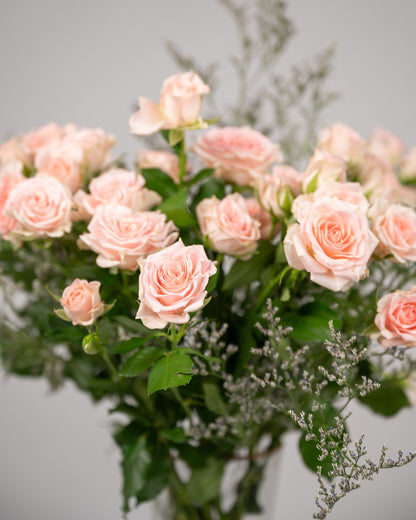 Spray roses vase arrangement Chic Style - DJ flowers