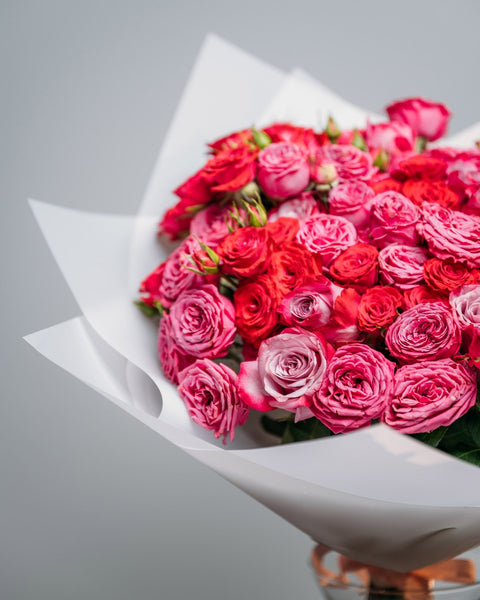 Vase arrangement of spray roses Vibrant Visions - DJ flowers