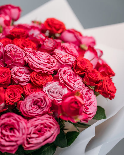 Vase arrangement of spray roses Vibrant Visions - DJ flowers